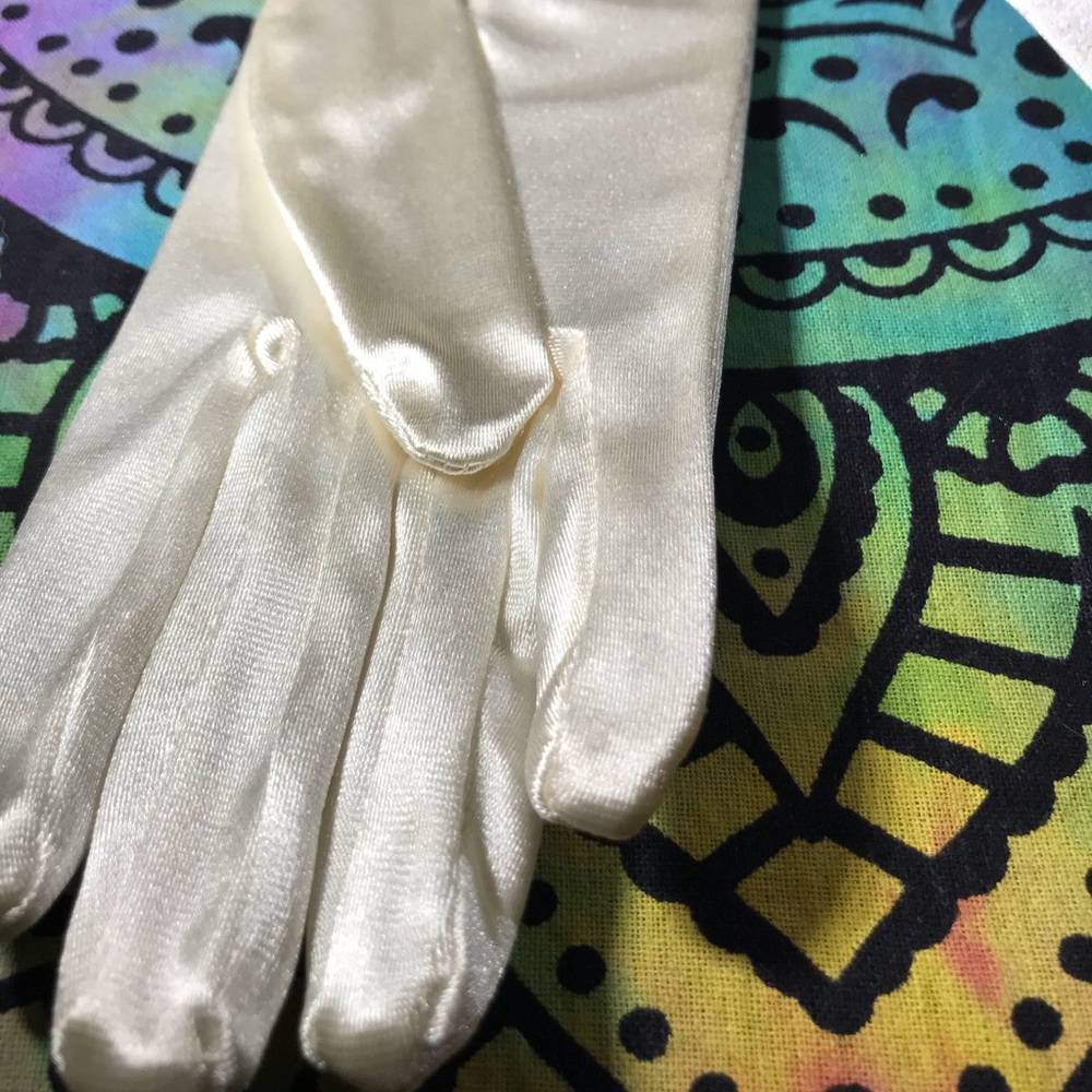 Cream Vintage Satin Gloves - Picture 5 of 9